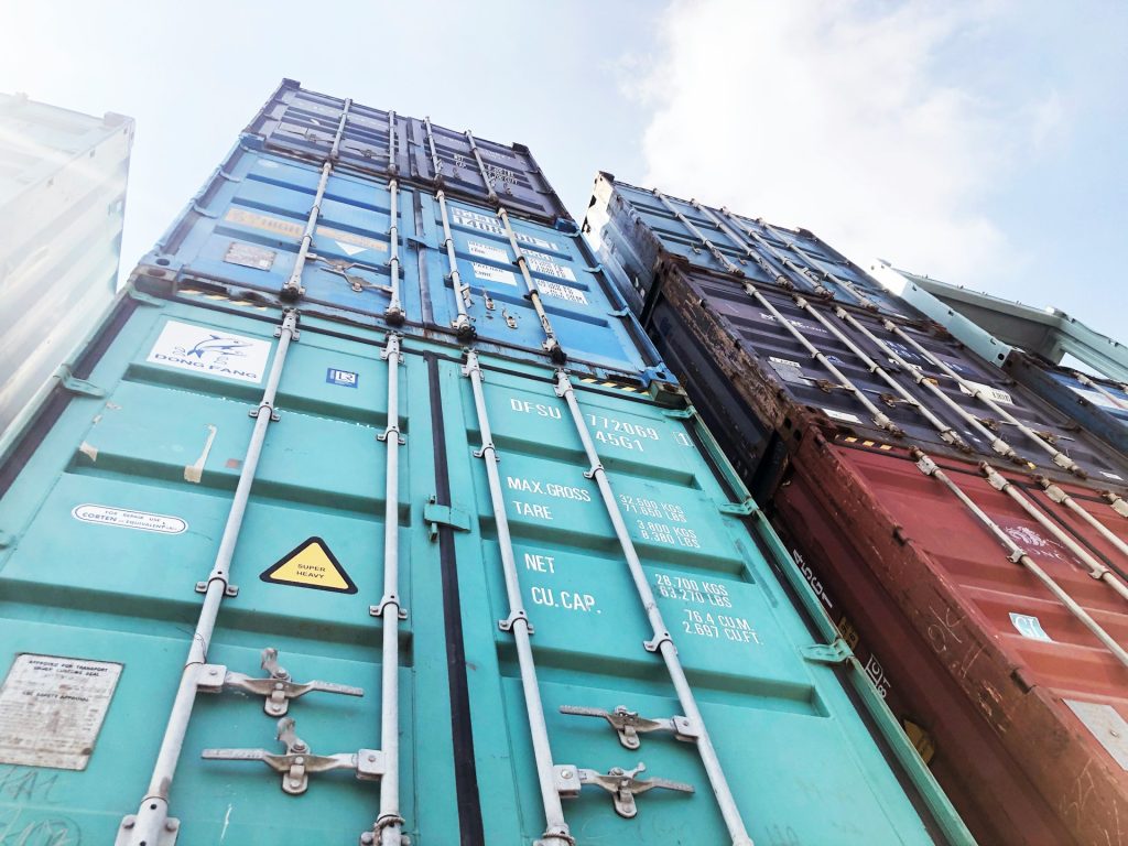 osg containers uydnkvdikv8 unsplash